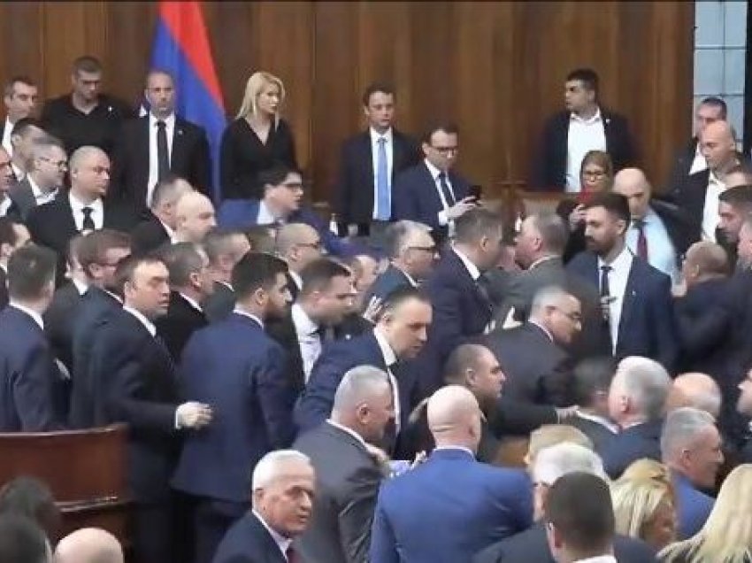 Kush janë njerëzit që u bënë mur mbrojtës për Vuçiqin gjatë stuhisë në parlament?