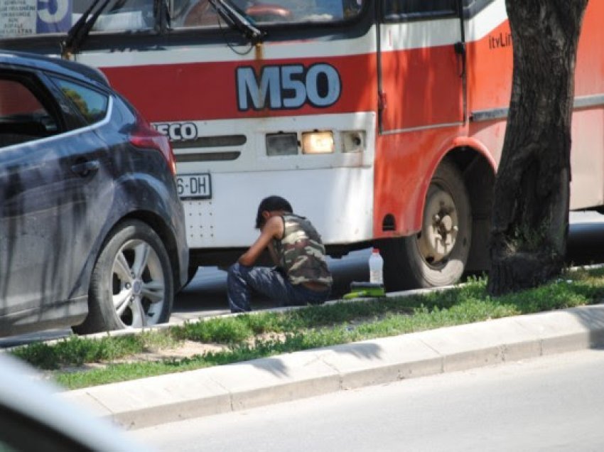 Detyruan fëmijët e tyre të kërkojnë lëmosh, arrestohen burrë e grua