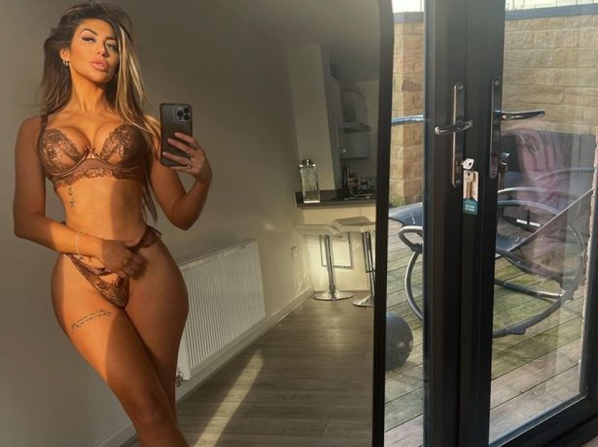 Chloe Ferry shfaqet seksi në të brendshme para pasqyrës