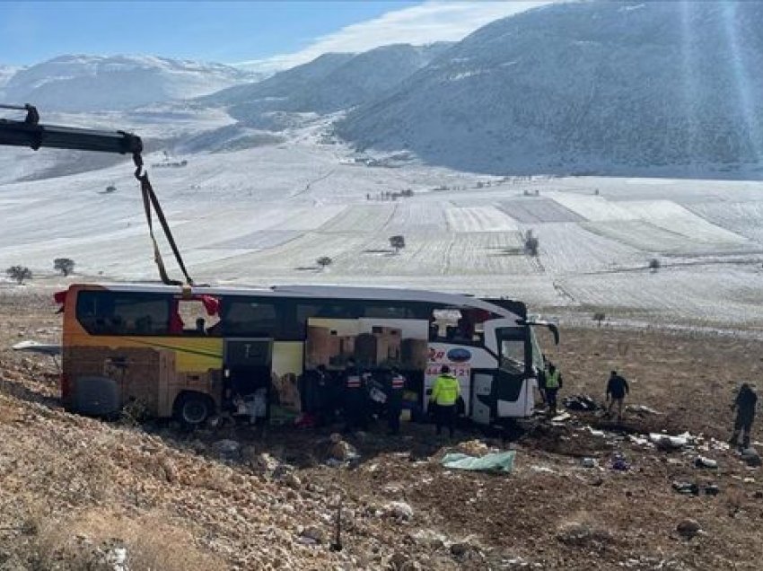 Aksident i rëndë, 8 të vdekur dhe 35 të plagosur nga përmbysja e autobusit