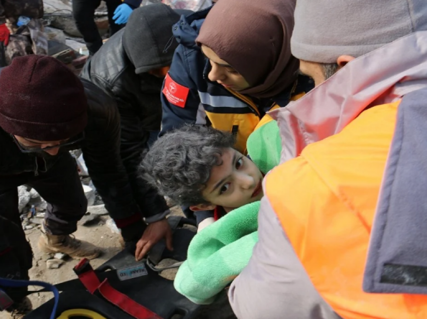 32 orë pritje, vëllezërit ia dalin të shpëtojnë nga rrënojat e tërmetit në Turqi