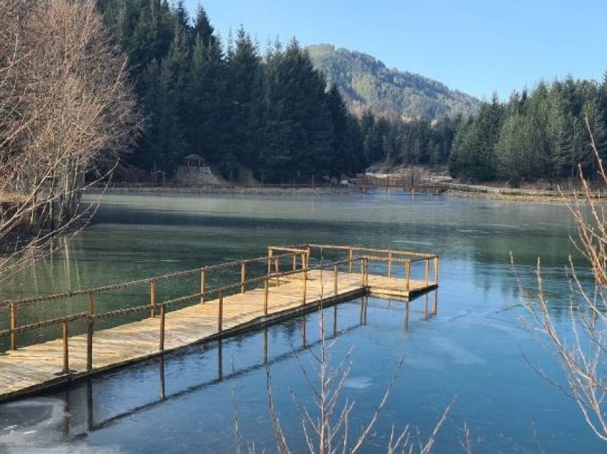 Liqeni ngrin prej temperaturave të ulëta, pamje mahnitëse nga Puka