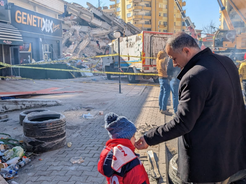 Koha po kalon, vogëlushi 4-vjeçar së bashku me babain po pret që nënën t’ia gjejnë nën rrënoja