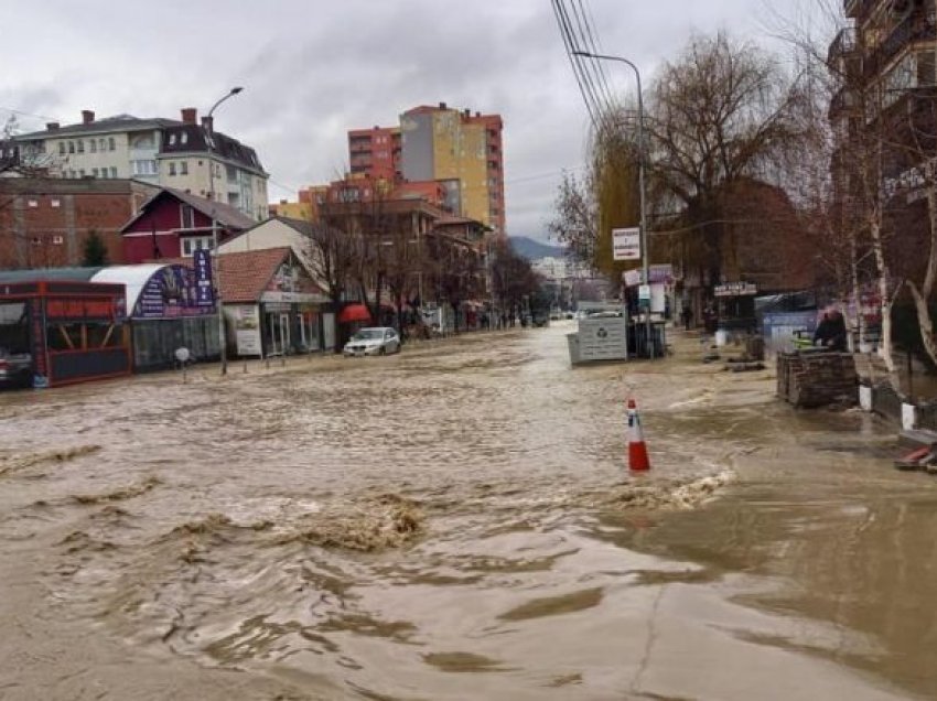 Qeveria e komunat hedhin “topin” te njëra-tjetra, qytetarët peng i burokracive institucionale