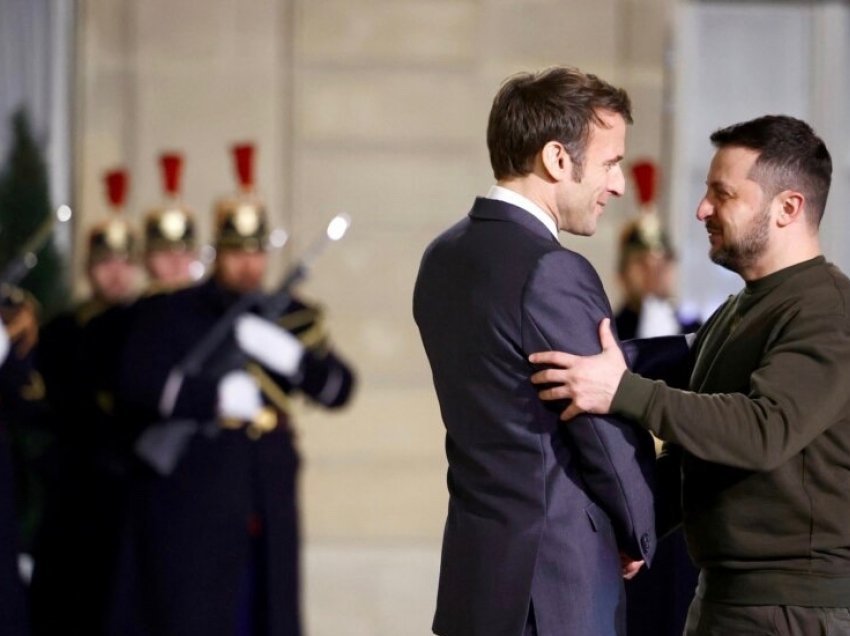 Macron i jep Zelenskyt Medaljen e Nderit të Francës