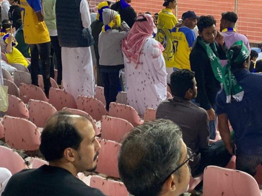 Karkalecët mbushin stadiumin gjatë ndeshjes