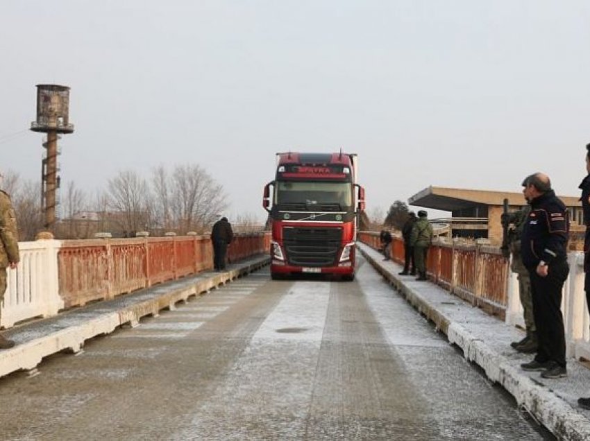 Pas 35 vjetëve të hasmërisë, Turqia hap kufirin për ndihma humanitare me Armeninë