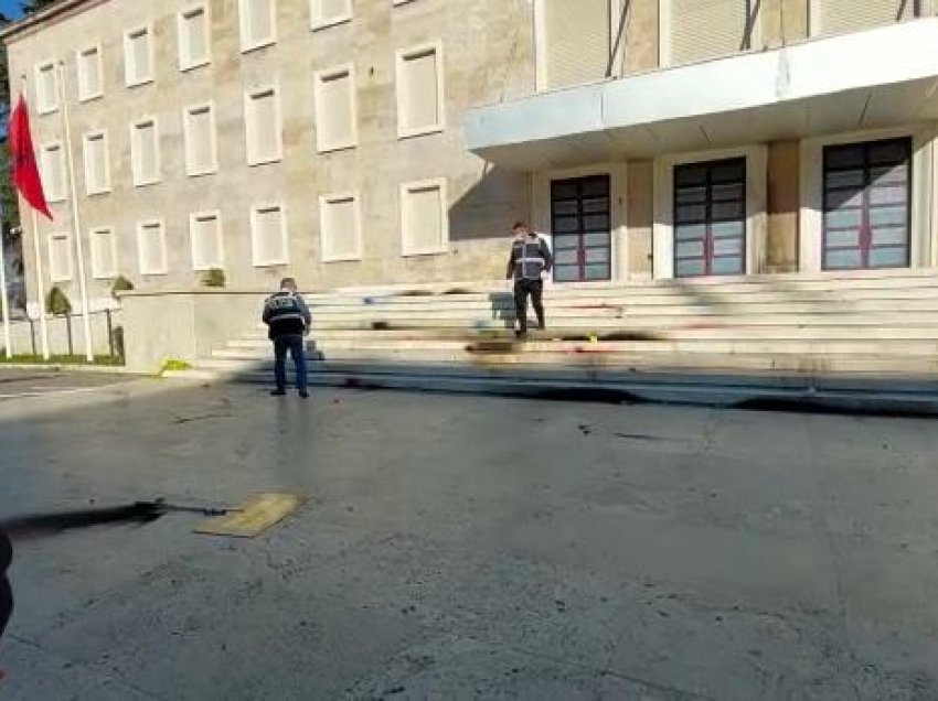 Molotov para Kryeministrisë/ Një i shoqëruar në polici