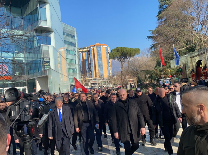 Protestuesit zhvendosen drejt Kuvendit, kordoni i policisë rrethon godinën