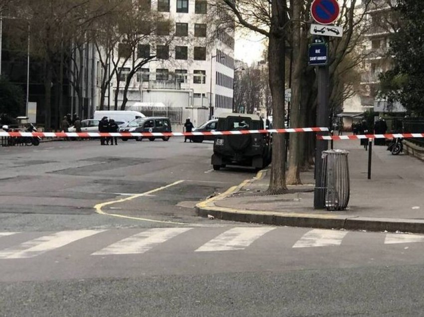 Horror në mes të Parisit, një person hap zjarr nga ballkoni i banesës së tij, tmerrohen qytetarët