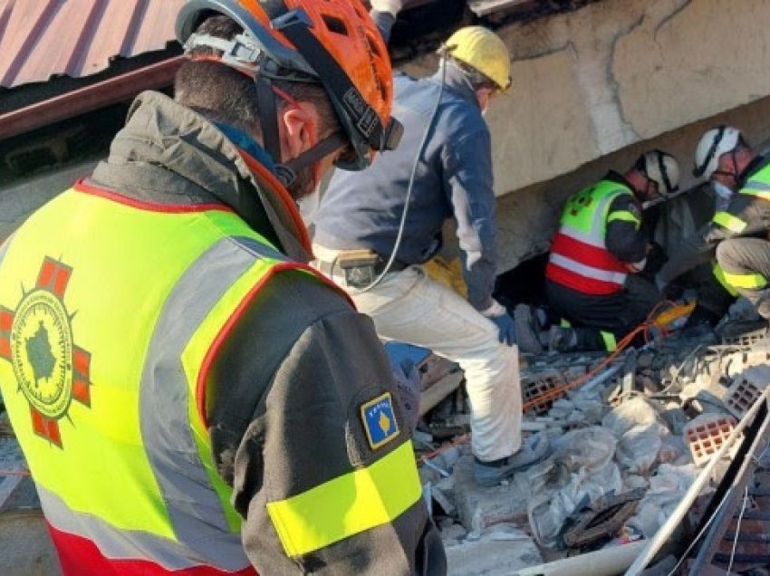 ​Vullnetarët e Kosovës që po japin ndihmën në Turqi tregojnë momentet prekëse