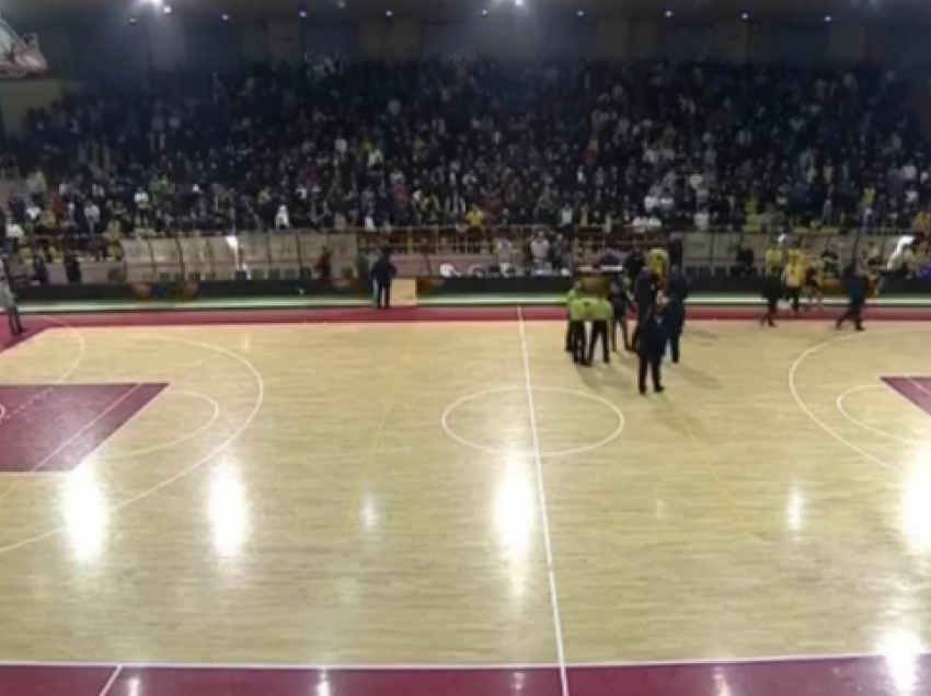 Ndërpritet derbi Peja - Prishtina