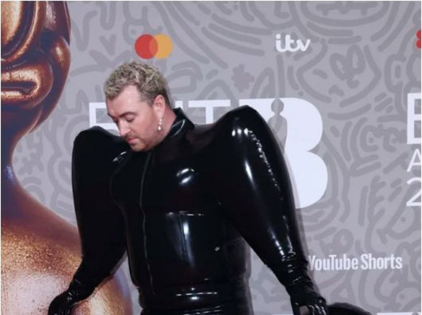 Ky qenka kuptimi i veshjes së çuditshme të Sam Smith 