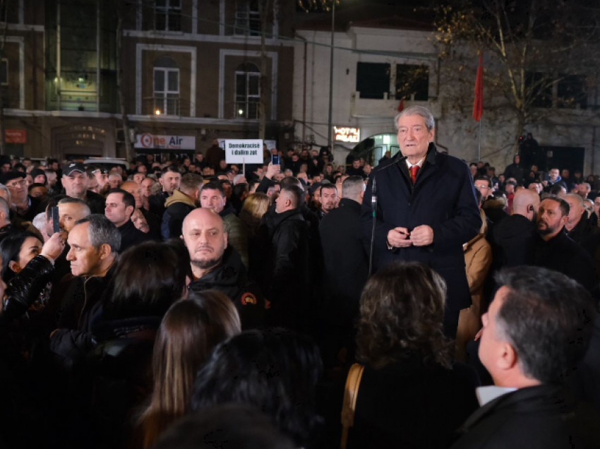 Protesta, Berisha në podium: Prania juaj këtu i detyroi të largohen nga parlamenti