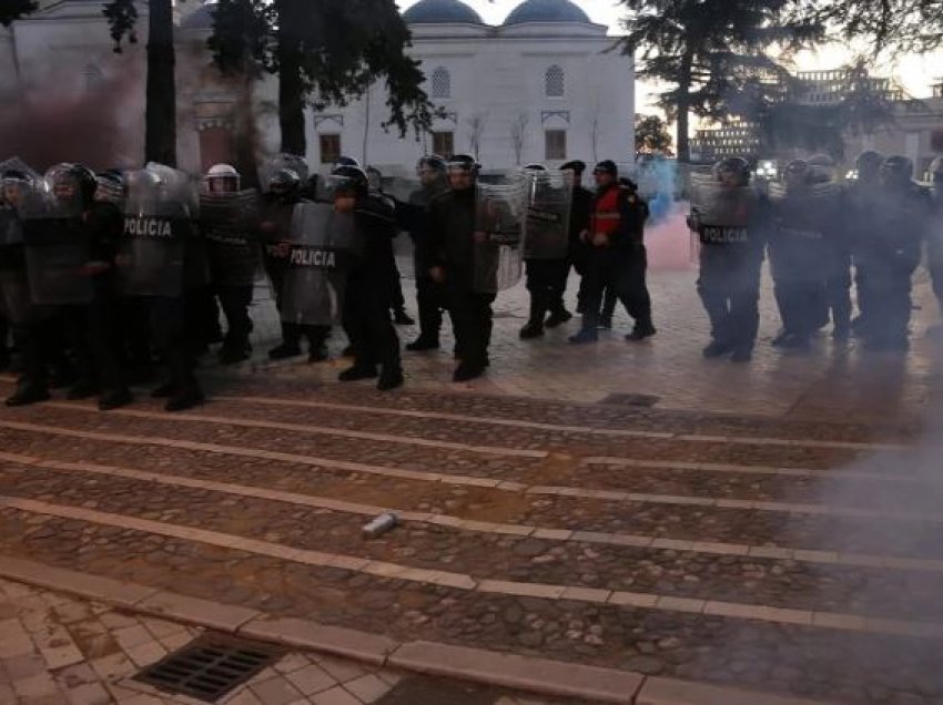 U përfshinë në plagosjen e dy policëve gjatë protestës së opozitës, në ndjekje penale një i mitur, në kërkim një 30-vjeçar