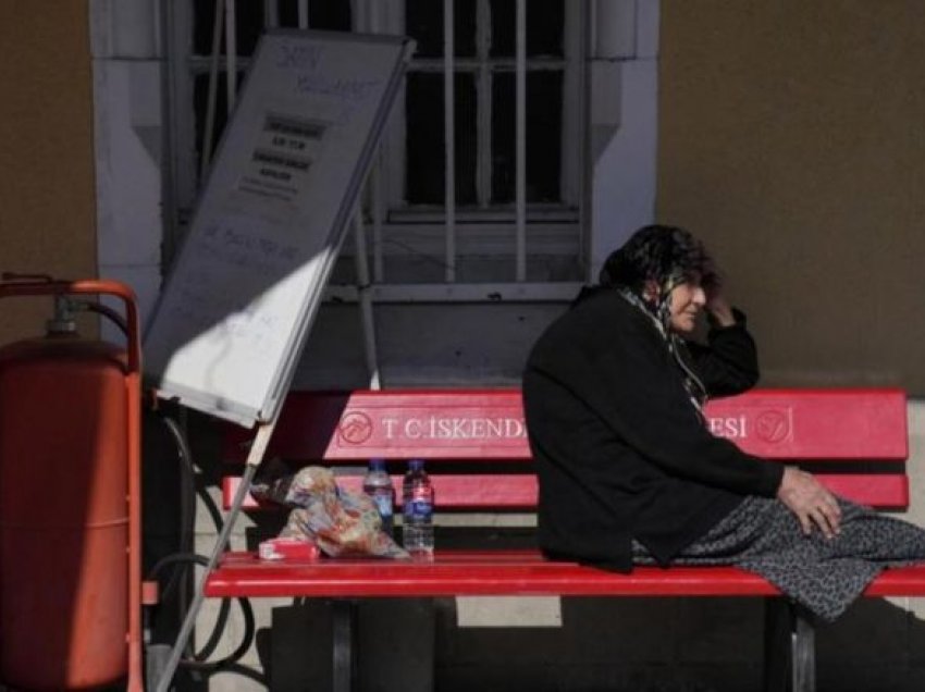 LIVE: Shifra alarmuese/ Rritet frikshëm numri i viktimave nga tërmeti – Sulmohet spitali në Siri