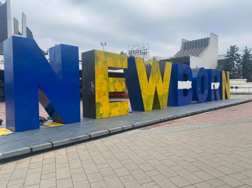 Nis transformimi i monumentit “NEWBORN”