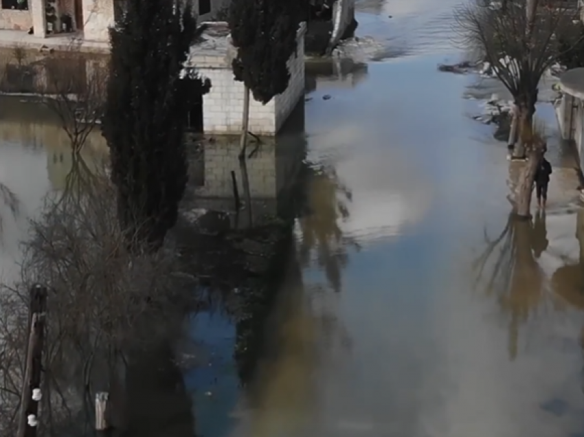 Siri, pas tërmetit shkatërrues shembja e digës përmbyt fshatin