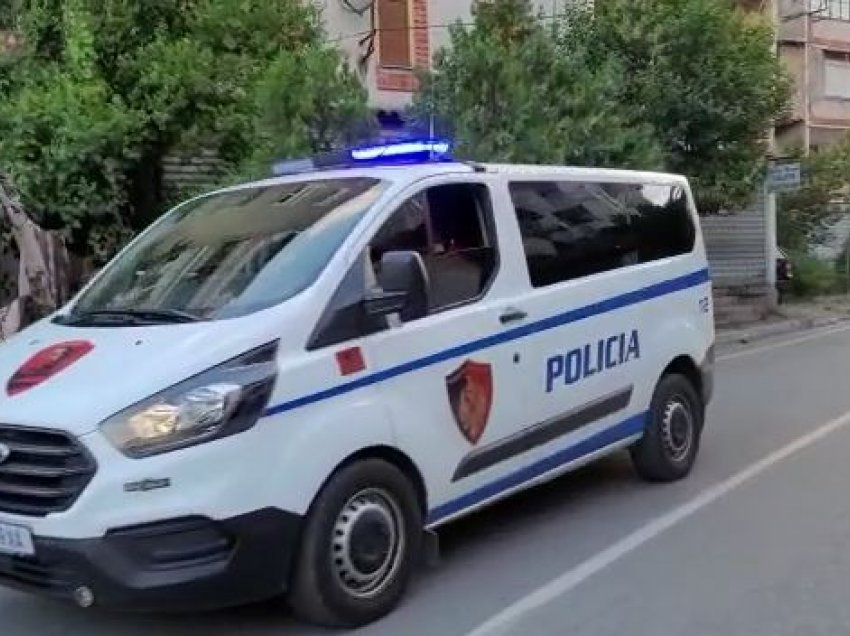 Shpërndanin kanabis në afërsi të shkollave, arrestohen dy persona në Kamzë