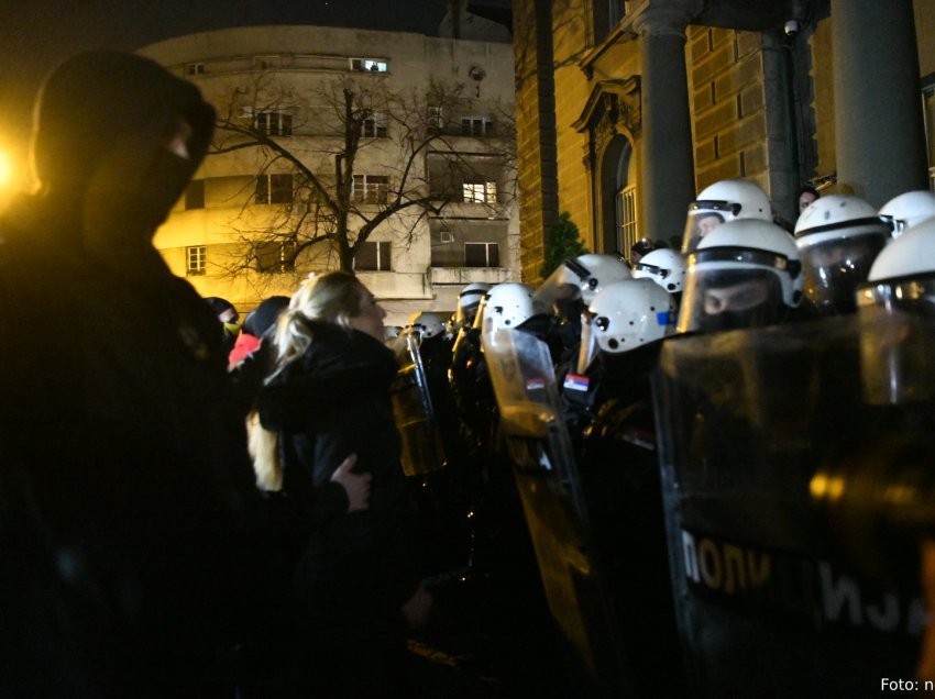 Protesta kundër Vuçiqit në Beograd, reagon Petkoviq