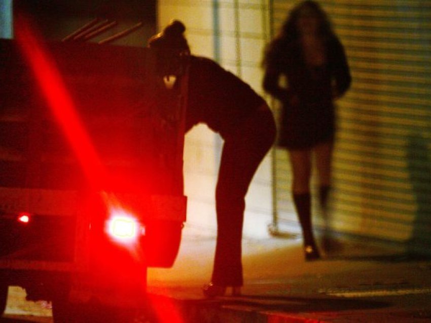 Arrestohen dy gra dhe një burrë në Prishtinë të dyshuar për prostitucion