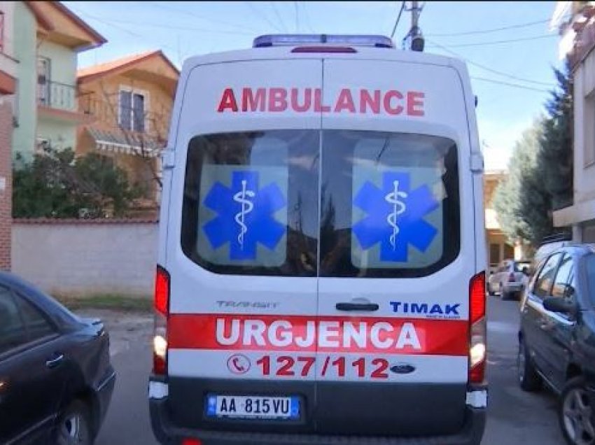 Ishte në gjendje të dehur, 50-vjeçari rrëzohet në banesë dhe pëson dëmtime të rënda - ndërron jetë rrugës për në spital