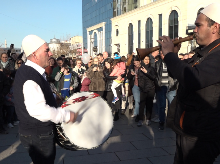 Qytetarët e ndezin atmosferën në shesh, festojnë me tupana