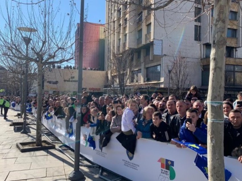 Qindra qytetarë presin parakalimin e FSK-së dhe të Policisë së Kosovës