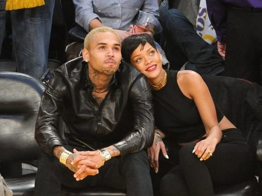 Chris Brown thotë se është lodhur nga njerëzit që ende e gjykojnë për sulmin fizik ndaj Rihannas