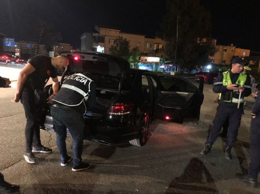 Nuk i binden policisë, 4 persona braktisn mjetin, gjenden maska dhe municion