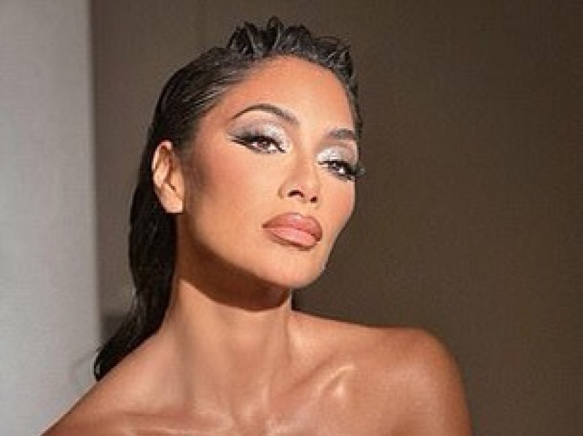 “Çmendet” Nicole Scherzinger, del vetëm me peshqir, ekspozon trupin perfekt