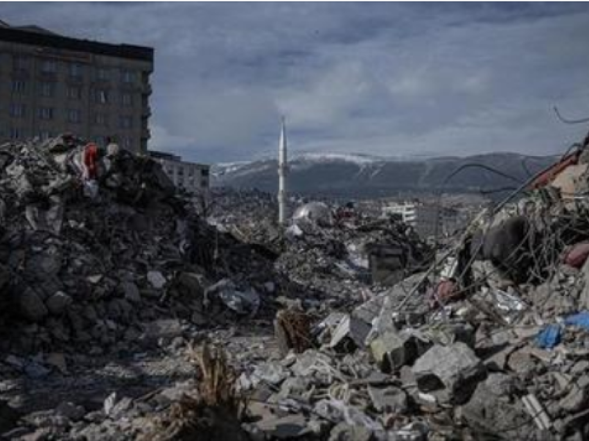 “Gjetëm babë e bir të përqafuar përjetësisht nën rrënoja në Turqi”, rrëfimi prekës i vullnetarëve shqiptarë nga Turqia