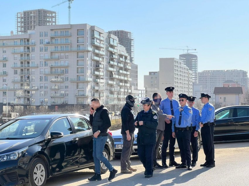 Vazhdon bastisja te shtëpia e ish-këshilltarit të Thaçit, pamje nga vendi i ngjarjes