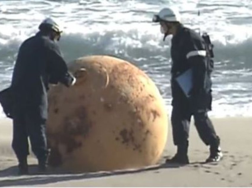 Frika sa mund të ishte një bombë! Gjendet sfera gjigande në bregdet, askush s’e di çfarë është dhe nga erdhi