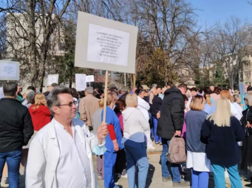 Punonjësit shëndetësor në Maqedoni në protesta, kërkojnë rritje të pagave