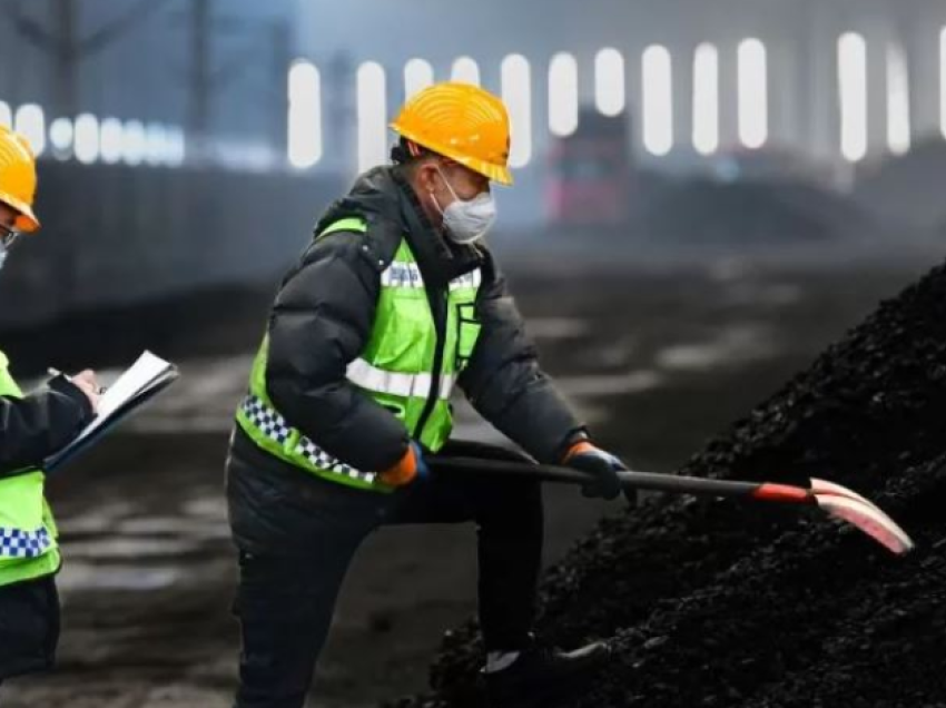 Shembja e minierës në Kinë, dy të vdekur dhe mbi 50 persona të bllokuar