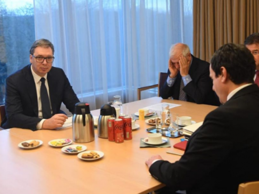 Vuçiq lajmërohet nga Brukseli me një foto përballë Kurtit: Takim i vështirë, por s’ka dorëzim