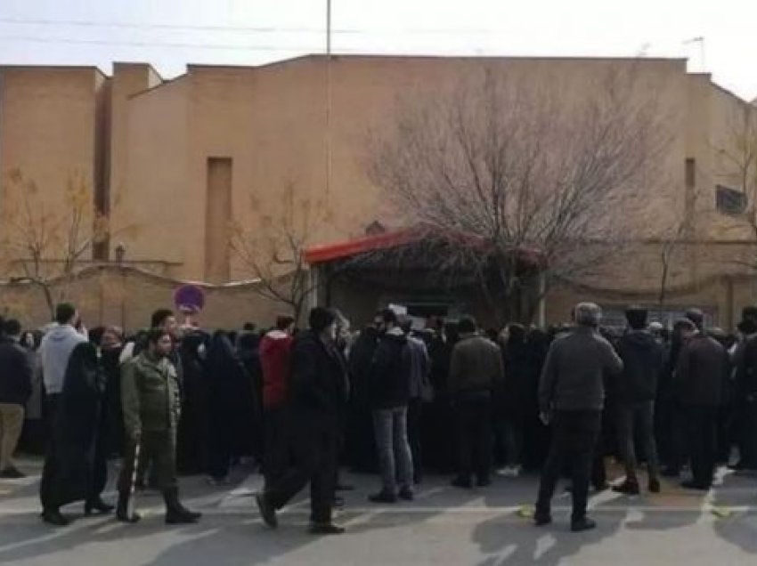 Kush po i helmon vajzat në Iran? 650 raste që prej nëntorit