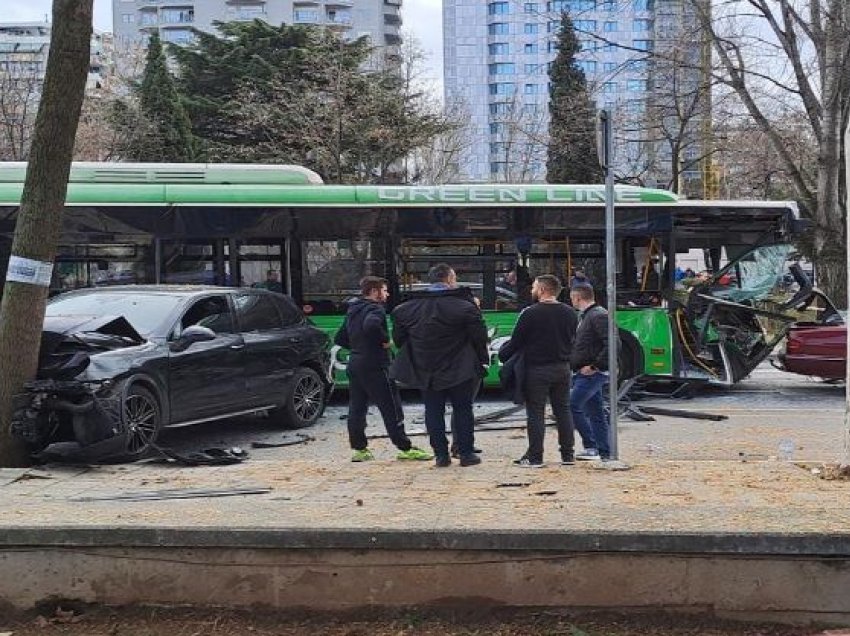 Aksidenti i shumëfishtë në Tiranë/ Autobusi u përplas me makinat, arrestohet shoferi