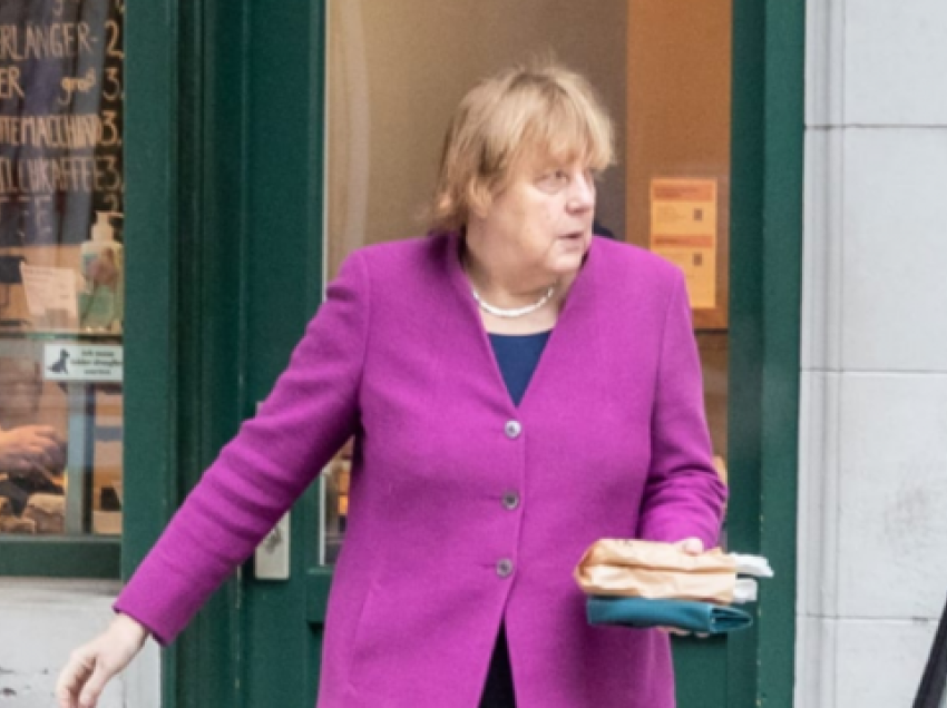 Merkel fotografohet duke blerë në furrën e lagjes