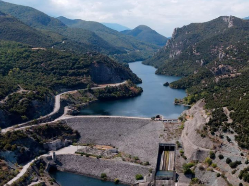 E rëndë në Greqi, nëna hedh foshnjën 11 muajshe në lumë