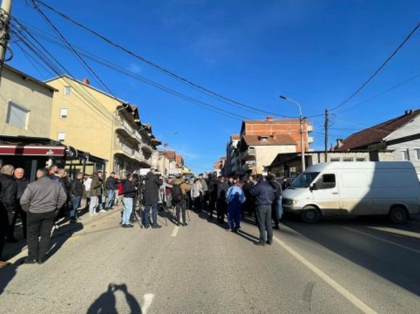 Banorët në Kodrën e Trimave protestojnë pas vdekjes së 28-vjeçarit që u godit nga vetura