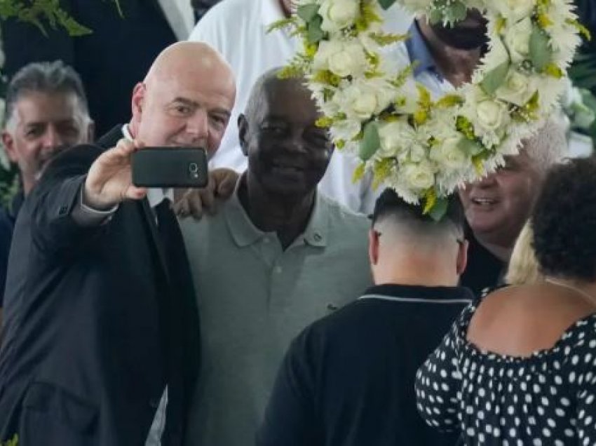 Infantino acaron botën e futbollit, një selfie pranë trupit të pajetë...