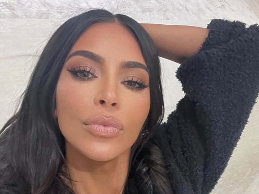 Kur të shihni flokët natyralë të Kim Kardashian, do ndiheni më mirënjohëse për flokët tuaj