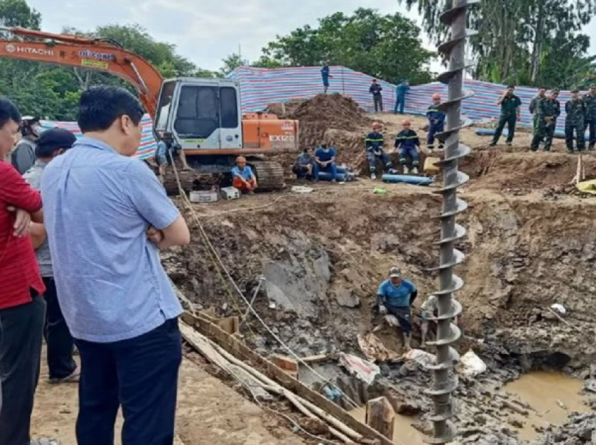 Ra teksa po kërkonte për skrap në një kantier ndërtimi dhe u bllokua për tre ditë, ndërron jetë 10-vjeçari vietnamez