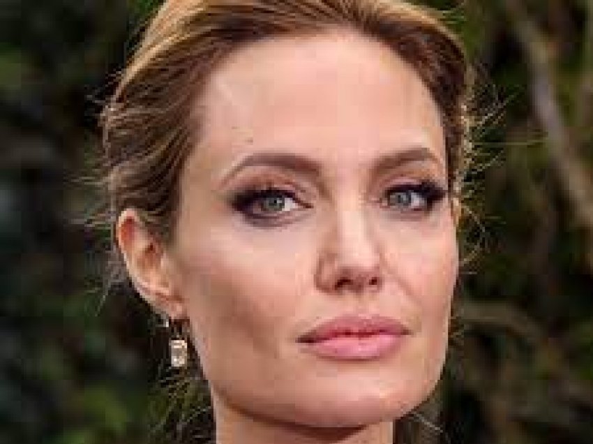 Angelina Jolie raportohet se ka nisur një lidhje të re me një djalë 21 vjet më të ri se ajo