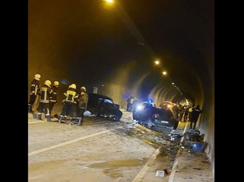 Një i vdekur dhe dy të lënduar rëndë pas një aksidenti në tunelin e Rozhajës 