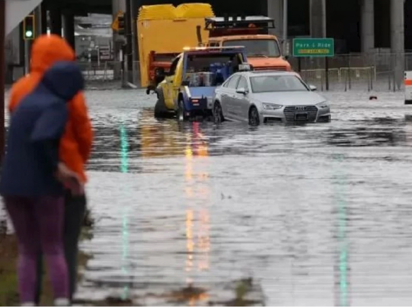 Stuhia masive godet bregdetin në Kaliforni, urdhërohen evakuime të banorëve