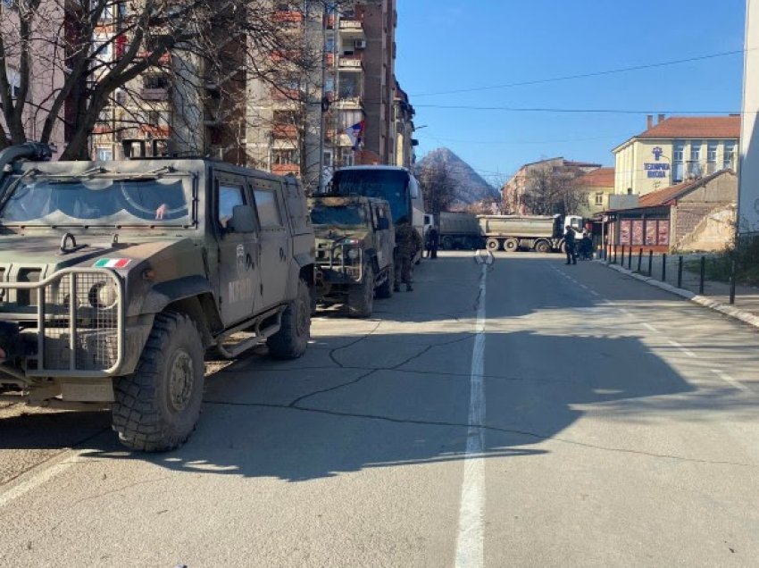 Policia thotë se KFOR-i do t’i largojë kamionët e dëmtuar në veri