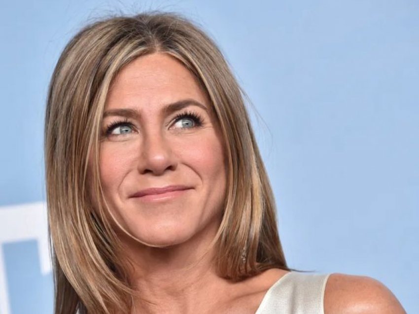 Jennifer Aniston zbulon rutinën e saj të kujdesit ndaj flokëve